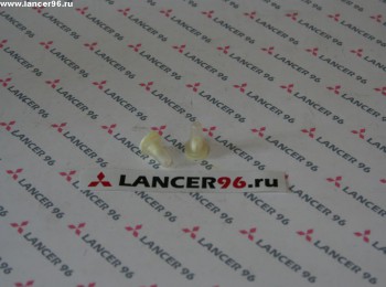 Клипса (пистон) крепления заднего фонаря нижняя - Lancer96.ru-Продажа запасных частей для Митцубиши в Екатеринбурге